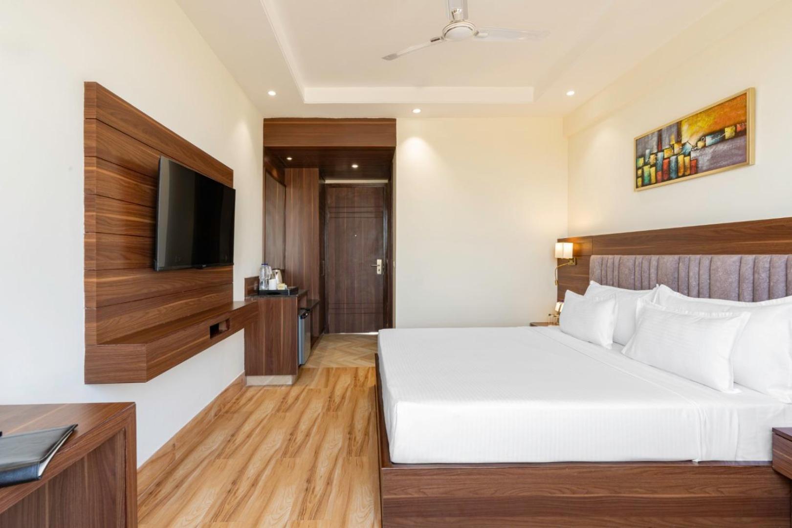 Clarks Inn Suites Agra Near Tajmahal Exterior photo